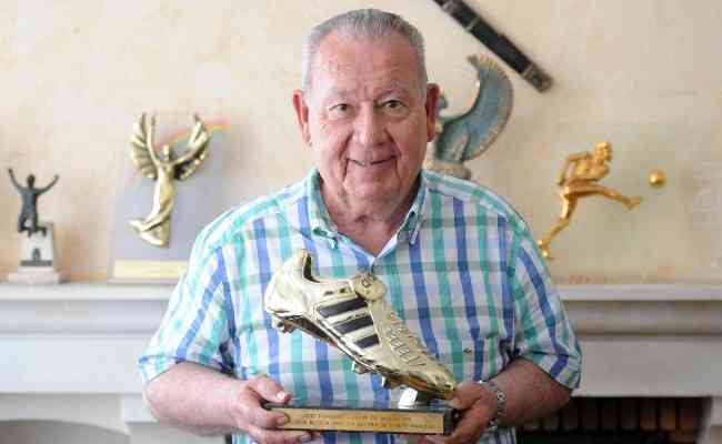 Just Fontaine, maior artilheiro em apenas uma Copa do Mundo, morre aos 89  anos