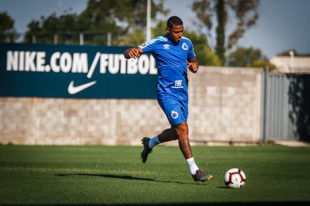 Cruzeiro treinou no complexo Nuevo Gasmetro, do San Lorenzo, antes da estreia na Copa Libertadores. Time celeste enfrenta o Huracn, nesta quinta-feira (07/03), s 19h, no El Palacio