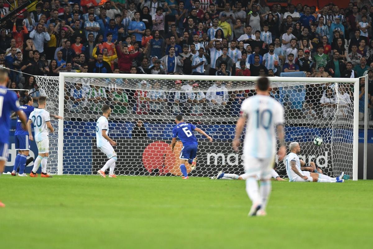 Fotos do empate por 1 a 1 entre Argentina e Paraguai, no Mineiro, pela Copa Amrica