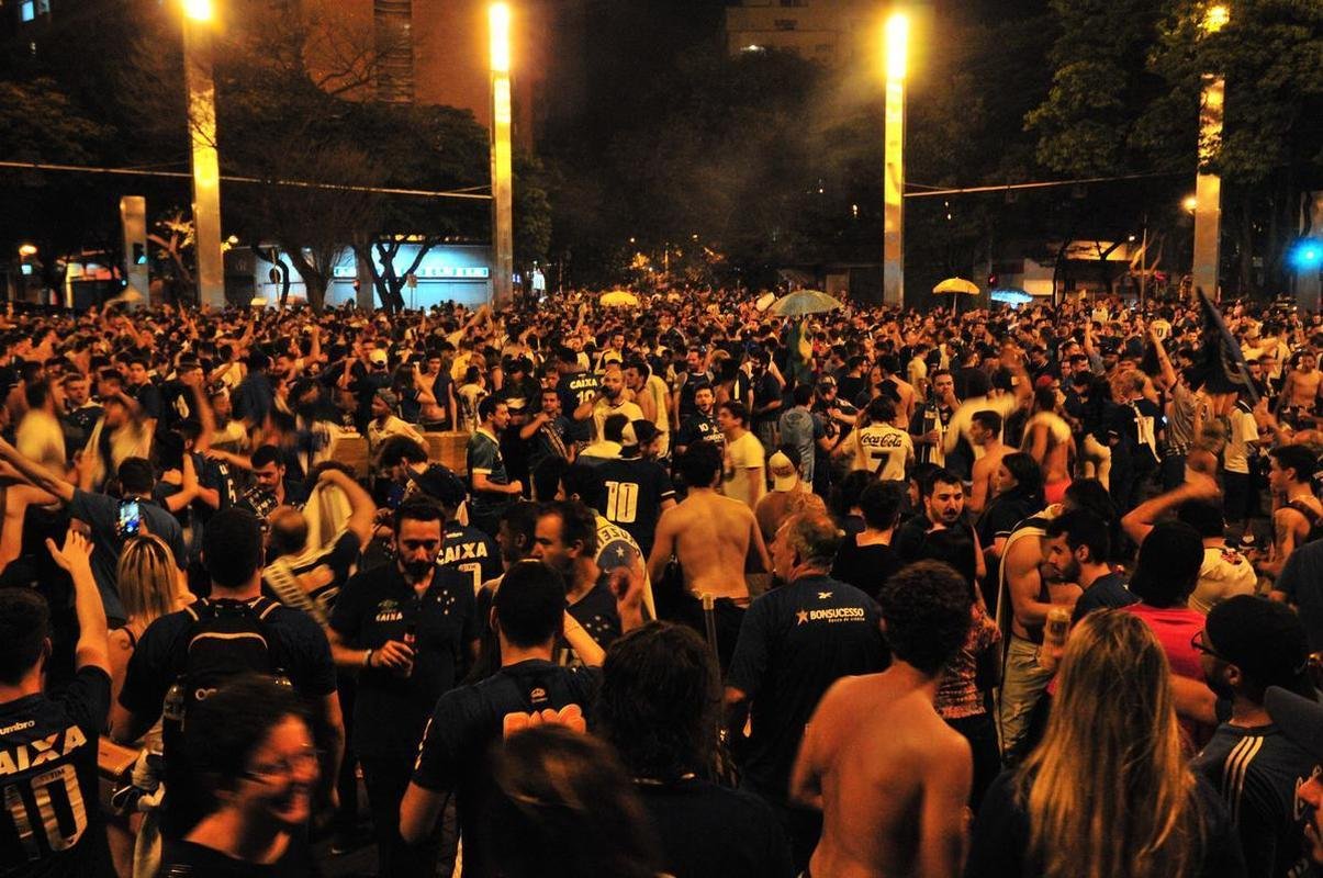 Seja em campo, nas arquibancadas da Arena Corinthians ou nas ruas de Belo Horizonte, os cruzeirenses comemoraram bastante a conquista do sexto ttulo da Copa do Brasil. O clube se tornou o maior vencedor isolado da histria do torneio, deixando para trs o Grmio, que ganhou cinco vezes. Veja as melhores imagens da celebrao de jogadores, dirigentes e torcedores!