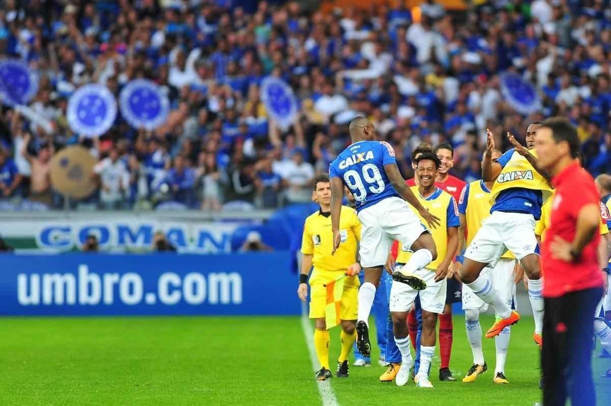 Sass fez comemorao tradicional no primeiro gol com a camisa do Cruzeiro