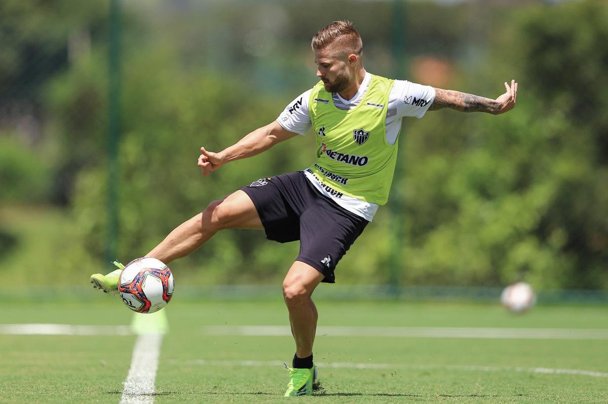 Treino do Atlético em campo. Jogadores fizeram atividade pela manhã no gramado. No período da tarde, trabalho foi na academia