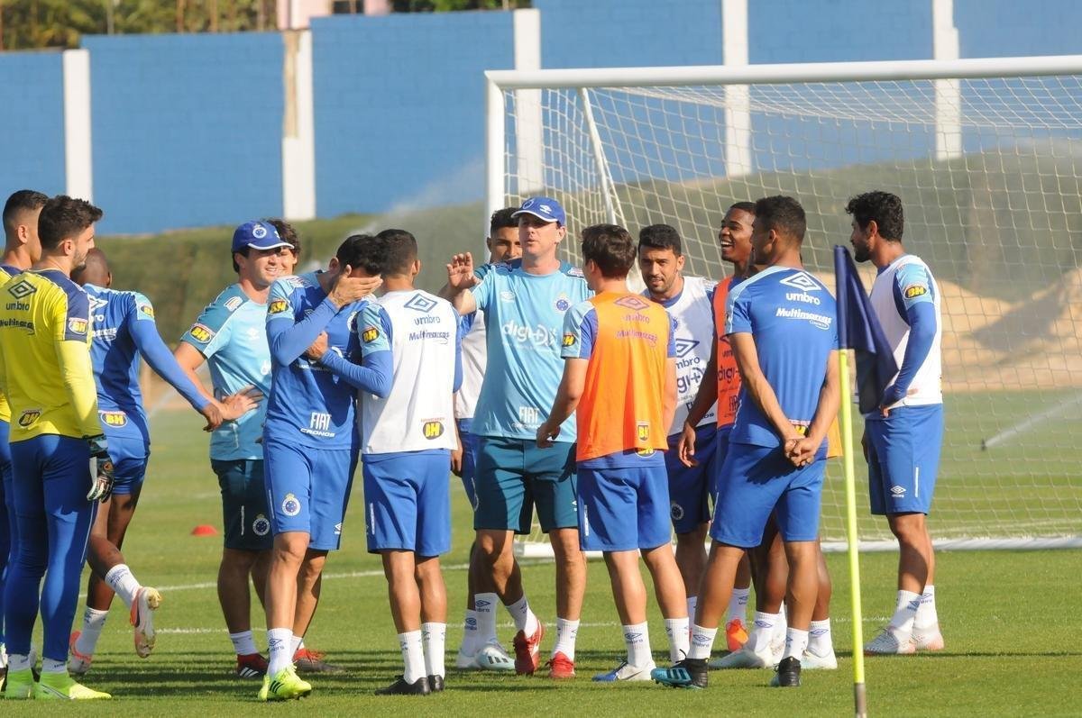Cruzeiro fez nesta segunda-feira  tarde, na Toca da Raposa II, o ltimo treino em Belo Horizonte antes da partida contra o Internacional, quarta, no Beira-Rio, pela semifinal da Copa do Brasil. O tcnico Rogrio Ceni deve escalar Fbio; Edilson, Ded, Fabrcio Bruno (Leo) e Egdio (Dod); Henrique e Robinho; Marquinhos Gabriel; Thiago Neves e David; Pedro Rocha. Servindo  Seleo Colombiana, Orejuela est fora do jogo.