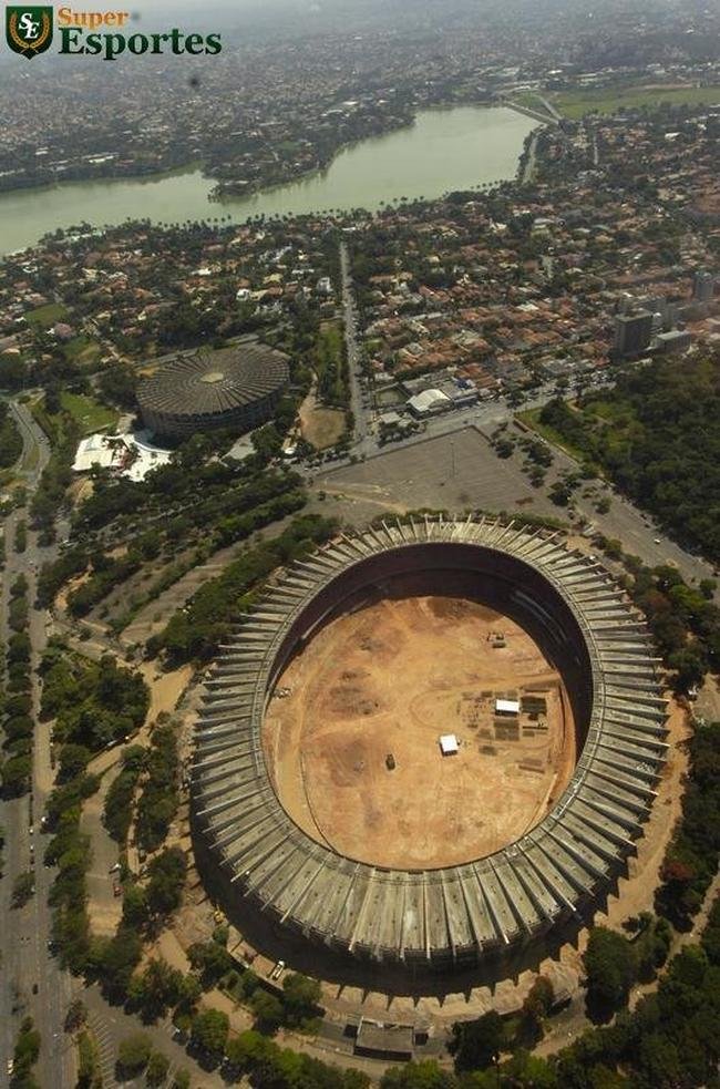 Foto area do Mineiro em 31 de maro de 2011, durante obras de modernizao, com estruturas antigas demolidas, como o setor de geral. Gramado tambm foi rebaixado visando  Copa do Mundo de 2014