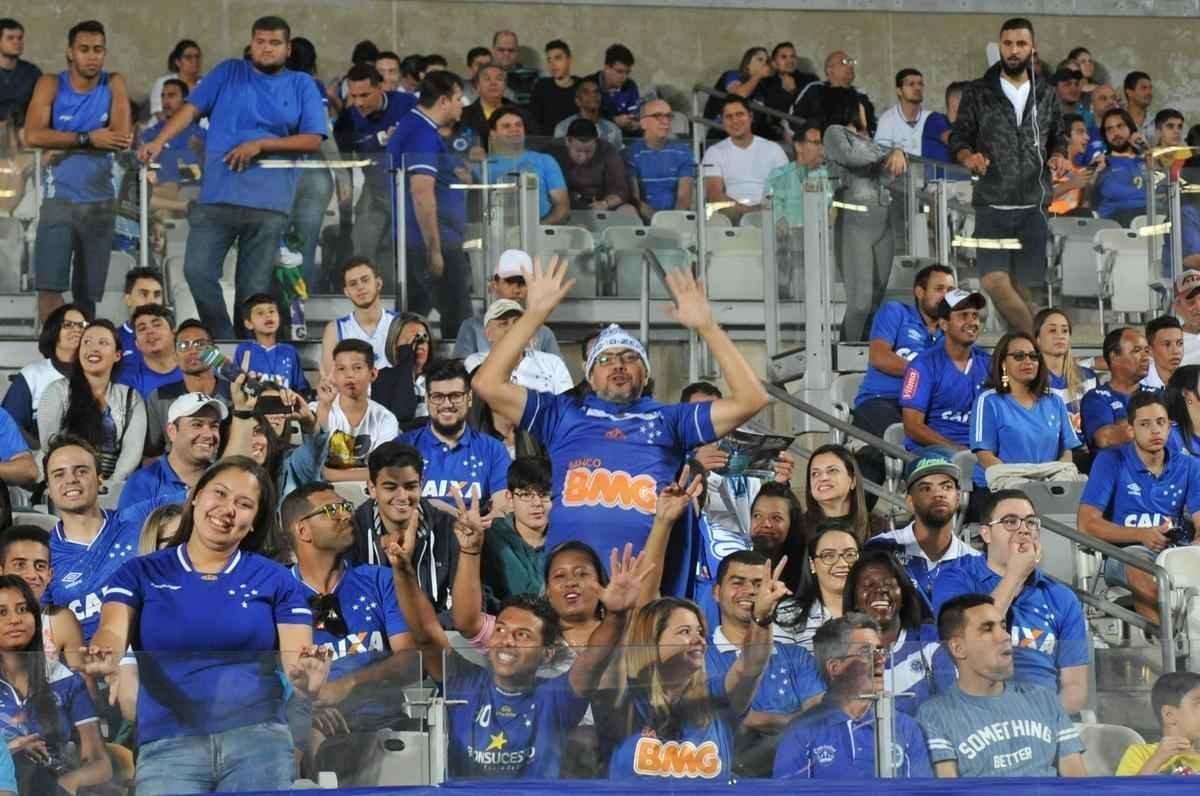 Imagens da torcida e da partida entre Cruzeiro e Santos, no Mineiro