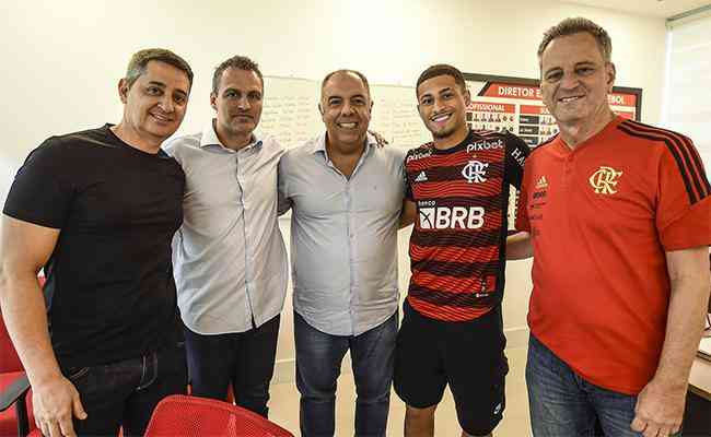 Joo Gomes com a diretoria do Flamengo no ato da renovao