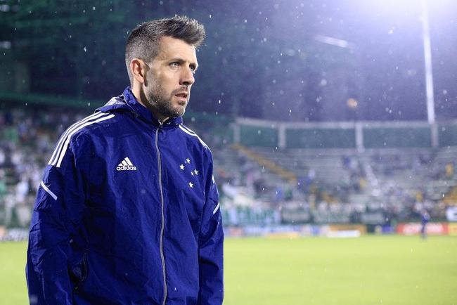 Cruzeiro venceu a Chapecoense por 2 a 0 na Arena Cond, em Chapec, neste sbado (30), pela quinta rodada da Srie B. Gols foram de Geovane e Edu, na etapa final