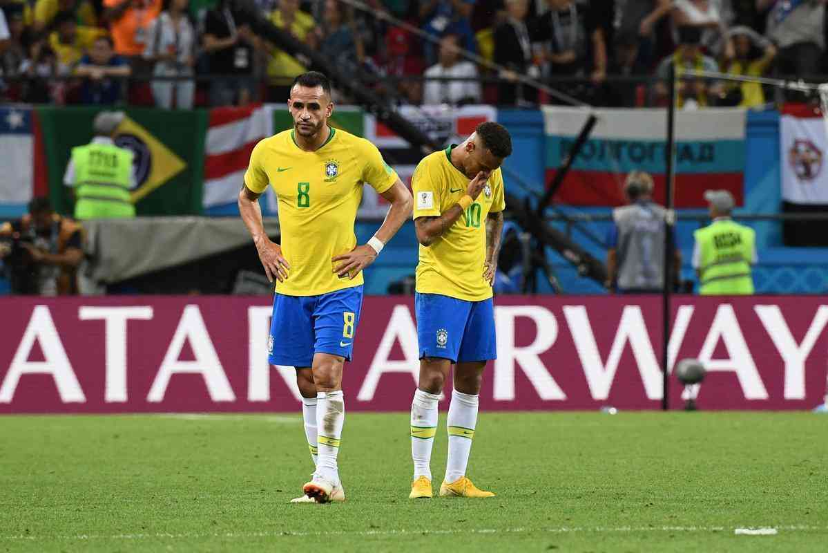 Brasileiros saem de campo decepcionados aps derrota para a Blgica e eliminao na Copa do Mundo