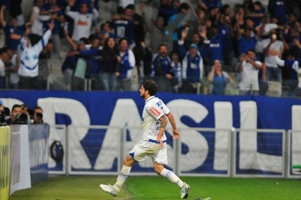 Cruzeiro volta melhor no segundo tempo, e Hudson abre o placar aos 6 minutos