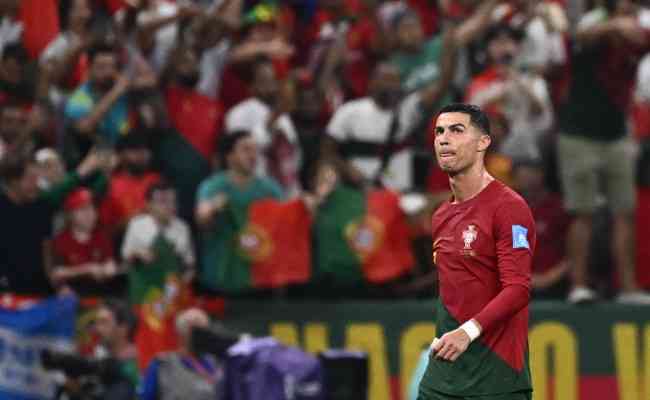 Cristiano Ronaldo deixou gramado enquanto companheiros de Portugal comemoravam classificao s quartas da Copa