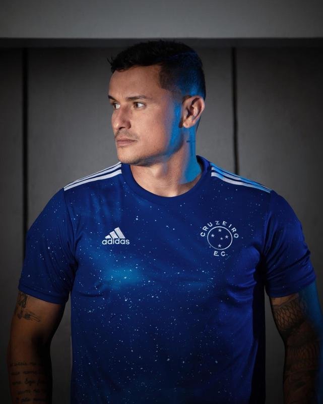 Com mudana no escudo, Cruzeiro lana a nova camisa para a temporada de 2022 
