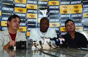 Fotos da apresentação do meia colombiano Freddy Rincón no Cruzeiro, em 6 de julho de 2001, na Toca da Raposa I. Ex-jogador morreu aos 55 anos nesta quarta-feira (13/4/2022), em Cali, em consequência de um acidente de carro.
