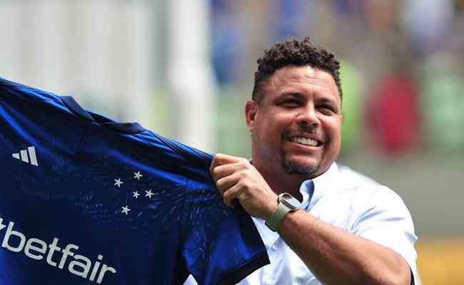 Dono de 90% das aes da SAF celeste, Ronaldo esteve presente no Independncia no lanamento da nova camisa I do Cruzeiro, produzida pela Adidas