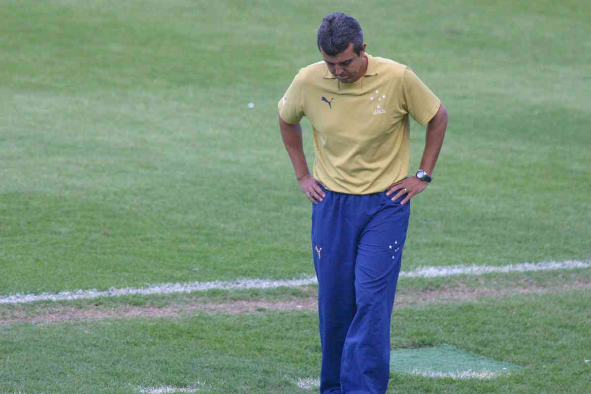 Emerson Ávila foi efetivado como técnico do Cruzeiro em setembro de 2011. Embora tenha permanecido apenas por um mês no comando do time, ele estreou em clássicos pela 24ª rodada do Campeonato Brasileiro. Cruzeiro e América empataram por 0 a 0 na Arena do Jacaré.