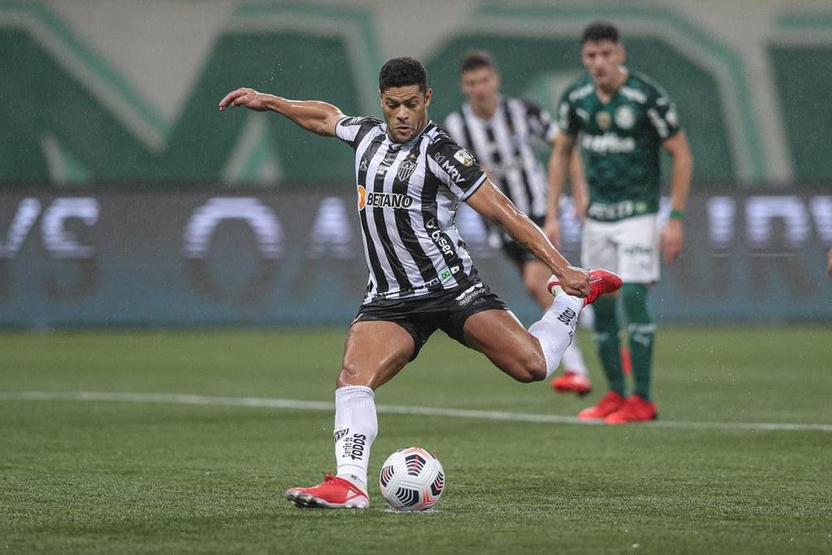 O gol que faltou: Hulk chuta na trave pnalti no empate por 0 a 0 com Palmeiras na Libertadores. Na volta, em casa, Galo foi eliminado com igualdade em 1 a 1