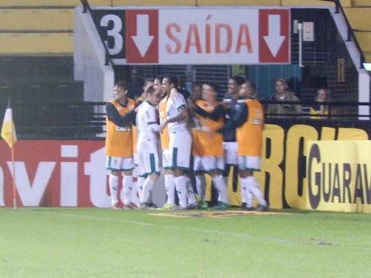 Fotos da vitória de virada do América sobre o Criciúma no Estádio Heriberto Hulse, em Criciúma, pela Série B
