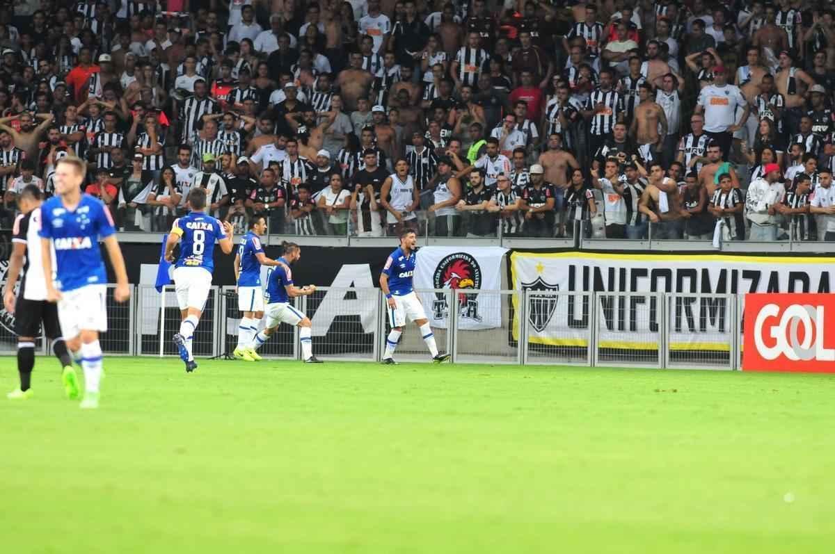 Arrascaeta colocou o Cruzeiro em vantagem no clssico aos 27 minutos do primeiro tempo