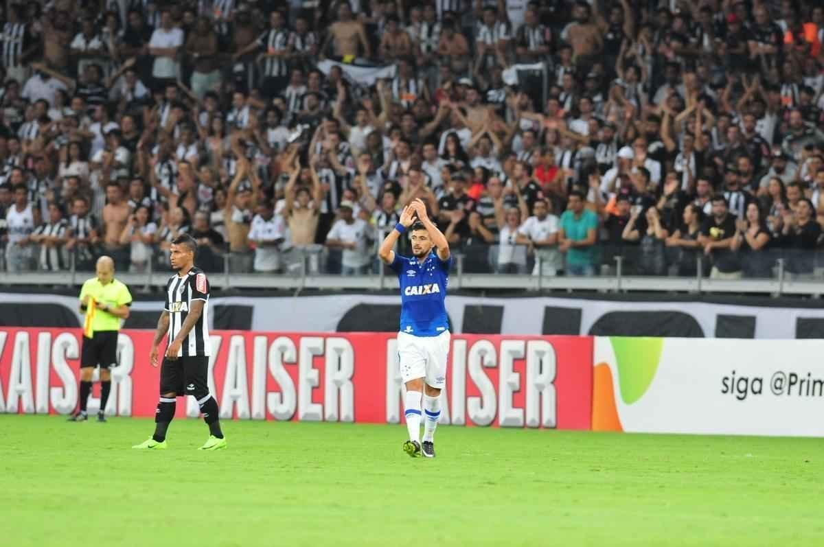 Arrascaeta colocou o Cruzeiro em vantagem no clssico aos 27 minutos do primeiro tempo