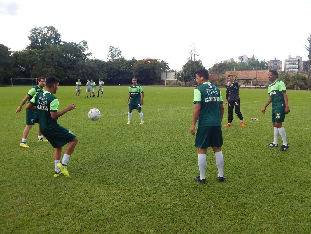 Amrica treinou nesta sexta-feira em Londrina em preparao para duelo contra o Londrina, neste sbado, s 17h (de Braslia), pela penltima rodada da Srie B. Enderson Moreira comandou uma atividade no campo da Associao dos Funcionrios Municipais de Londrina (AFML) 