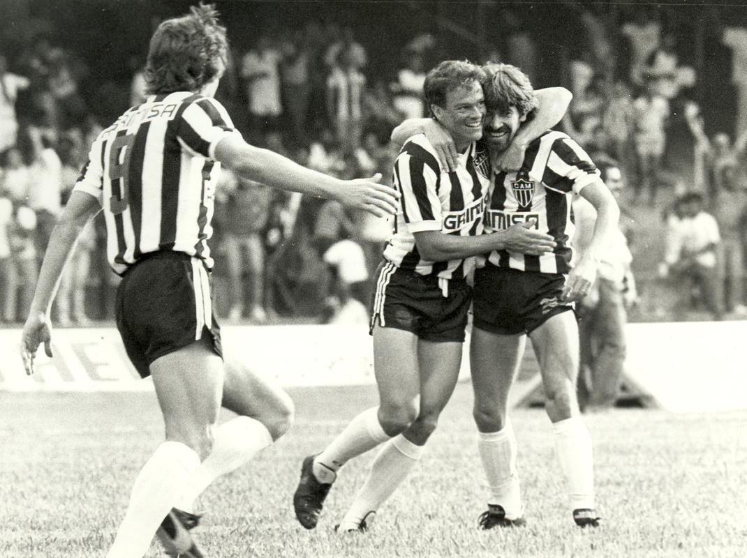 1986 - Na dcada de 1980, o calendrio de futebol nacional era um tanto diferente do que se conhece atualmente. Em boa parte do ano, os times realizavam amistosos. Tanto  que o ltimo jogo oficial do Atltico antes do Mundial do Mxico foi em 8 de maio, a mais de trs semanas do pontap inicial no Estdio Azteca. Na ocasio, o time alvinegro empatou por 0 a 0 com o Uberaba, no Mineiro, pela ltima rodada da campanha vitoriosa no Campeonato Mineiro. Depois disso, fez uma srie de partidas que no valiam por competies oficiais. A ltima antes da Copa foi uma derrota por 1 a 0 para o Pouso Alegre, no interior mineiro. Durante e depois do Mundial, o elenco fez uma excurso pela Europa e venceu times como Lille-FRA e Twente-HOL. De volta ao Brasil, empatou por 1 a 1 com o Santa Cruz, no Mineiro, na estreia do Campeonato Brasileiro, em 31 de agosto.