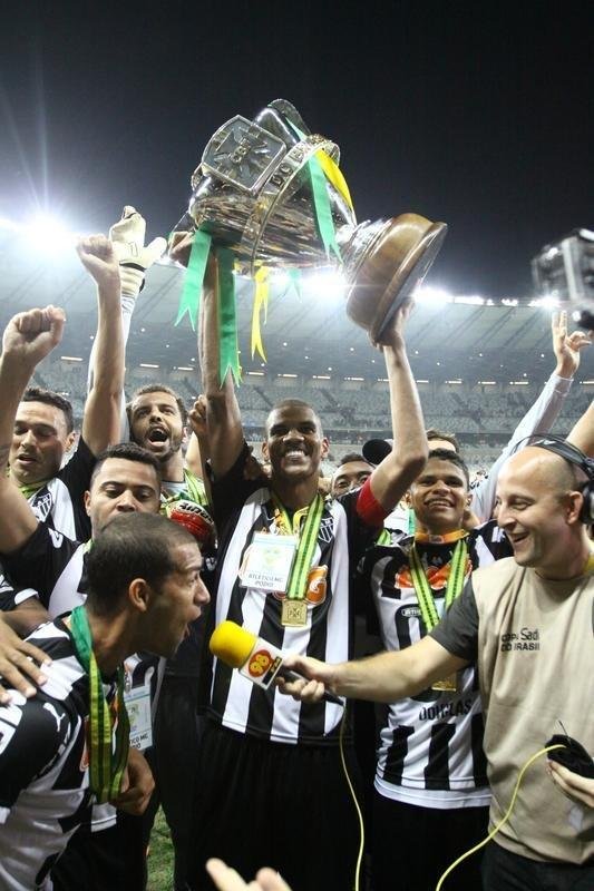 Capito Leonardo Silva ergue a taa e jogadores festejam o ttulo indito da Copa do Brasil