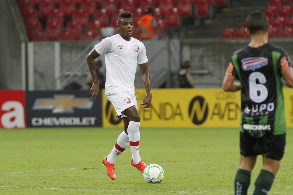 Ainda em 2014, o Nutico passou a vestir a Umbro. Na foto, o uniforme branco