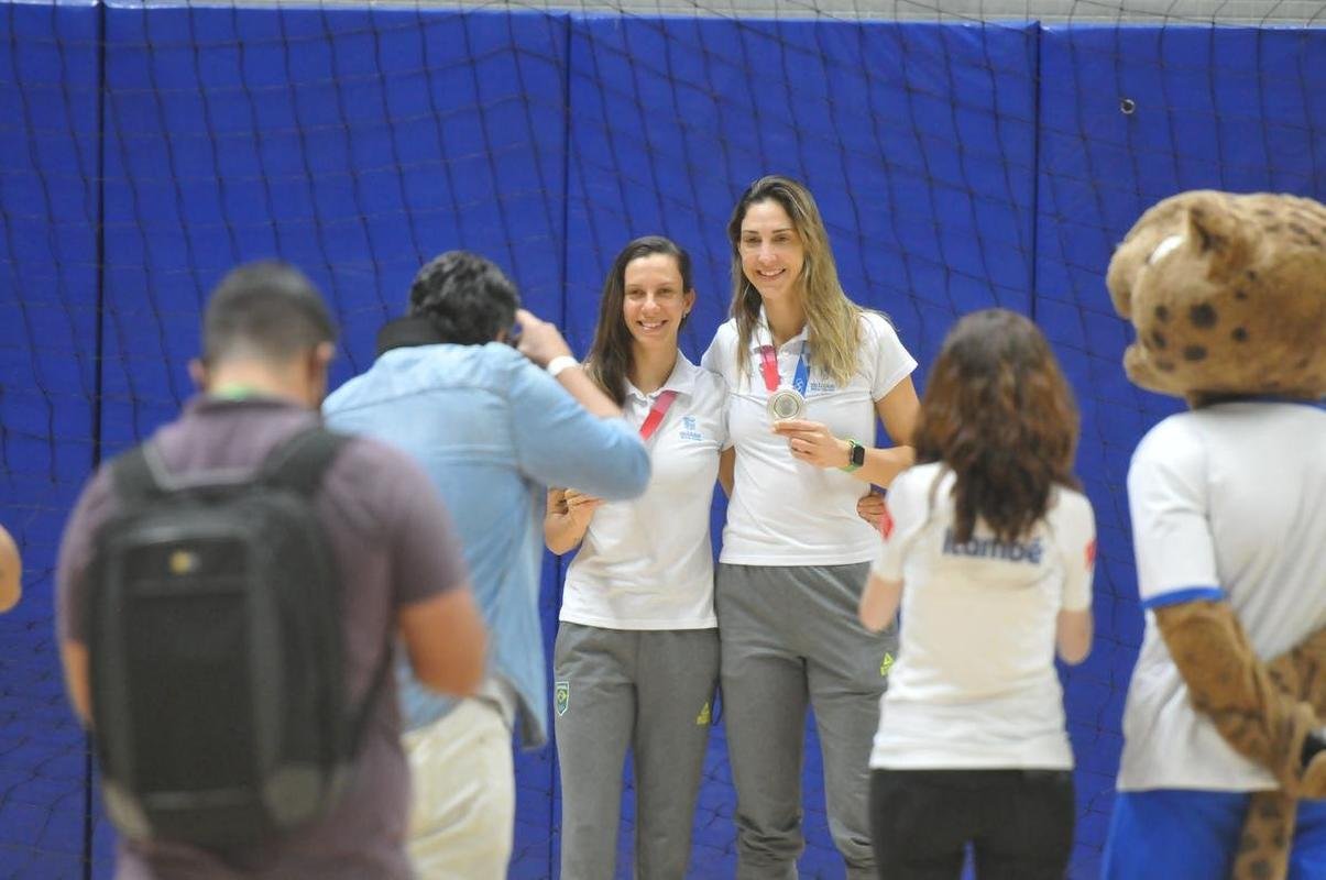 Macrs e Carol Gattaz so recebidas com festa no Minas aps prata em Tquio com a Seleo Brasileira de Vlei