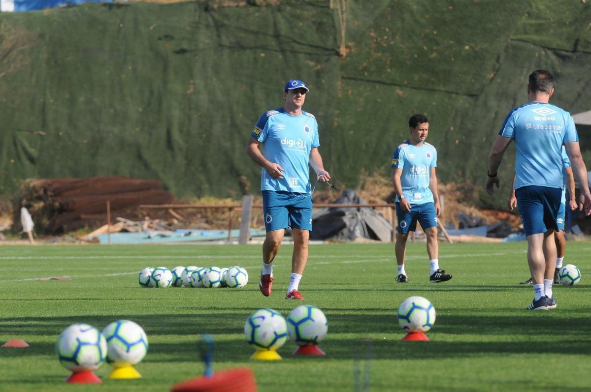 Cruzeiro fez nesta segunda-feira  tarde, na Toca da Raposa II, o ltimo treino em Belo Horizonte antes da partida contra o Internacional, quarta, no Beira-Rio, pela semifinal da Copa do Brasil. O tcnico Rogrio Ceni deve escalar Fbio; Edilson, Ded, Fabrcio Bruno (Leo) e Egdio (Dod); Henrique e Robinho; Marquinhos Gabriel; Thiago Neves e David; Pedro Rocha. Servindo  Seleo Colombiana, Orejuela est fora do jogo.