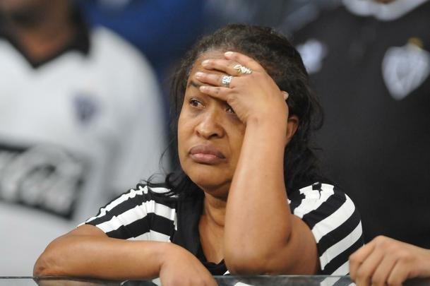 Fotos de tristeza e decepo dos torcedores atleticanos com a eliminao da Copa Sul-Americana para o Coln, no Mineiro. Galo perdeu nos pnaltis por 4 a 3