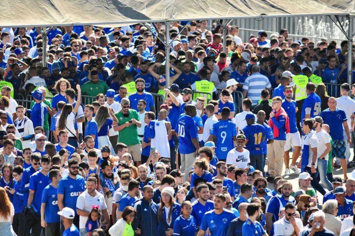 Fotos da torcida do Cruzeiro no jogo contra o Sampaio Corrêa