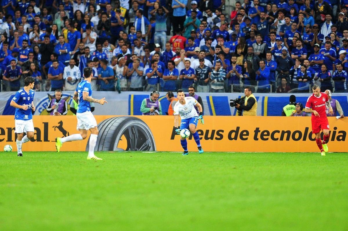 No segundo tempo, Fbio salvou Cruzeiro em dois lances, aos 25 e aos 26. Mas, aos 30, Edenlson marcou o gol do Internacional, em rebote de falta cobrada por Paolo Guerrero. 