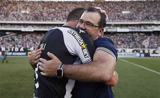 Enderson Moreira abraça o zagueiro Carli depois da vitória que garantiu o acesso