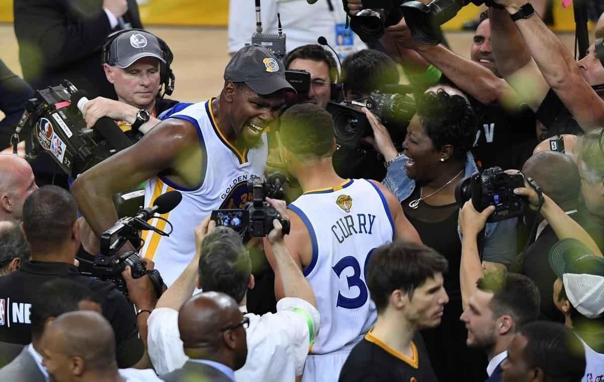 Golden State Warriors derrotaram Cleveland Cavaliers para voltar a levantar o trofu Larry O'Brien