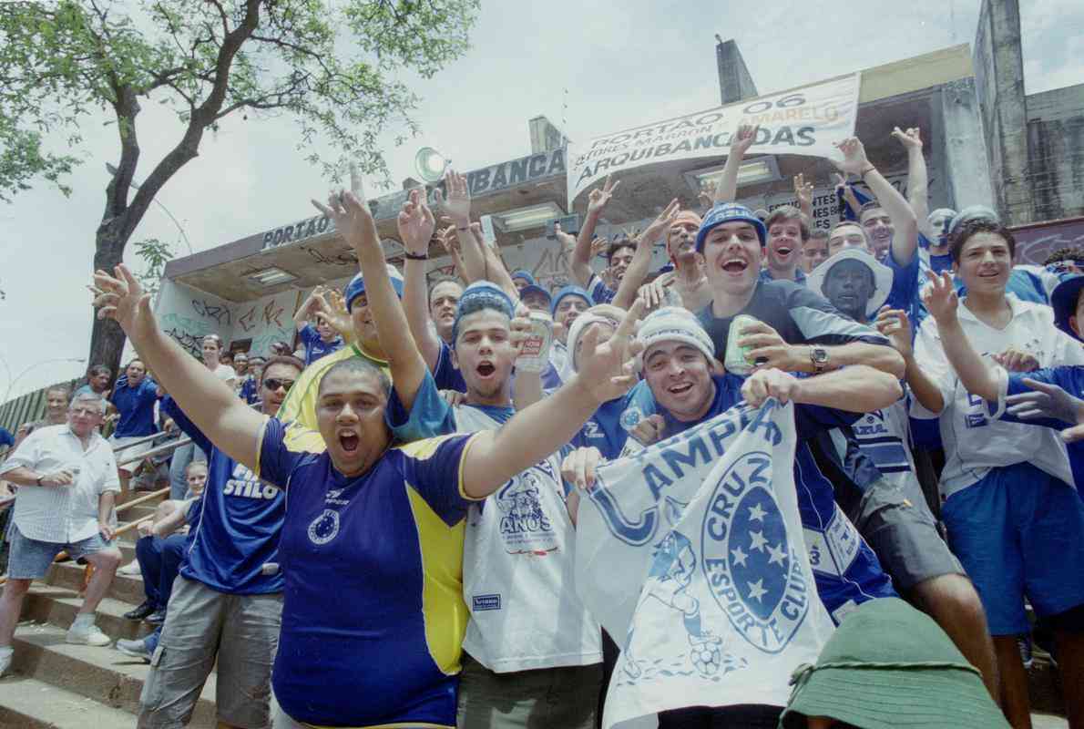 Em 30 de novembro de 2003, o Cruzeiro venceu o Paysandu por 2 a 1, no Mineirão, e confirmou o bicampeonato brasileiro. Logo depois da partida, jogadores, comissão técnica e diretoria desfilaram em carro aberto pelas ruas de Belo Horizonte e levaram milhares de torcedores ao delírio.
