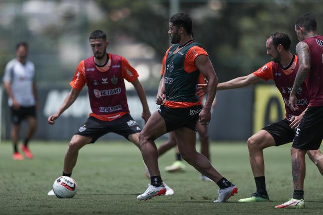 Com seriedade, mas tambm descontrao, o Atltico treinou sob sol forte na manh desta sexta-feira (21), na Cidade do Galo, em Vespasiano. Este foi o quinto dia de pr-temporada para o clube mineiro em 2022, sob o comando do tcnico argentino Antonio 'El Turco' Mohamed. Novas baixas, o volante Allan e o atacante Keno testaram positivo para COVID-19 e no participaram das atividades (ambos cumprem perodo de sete dias de isolamento social).