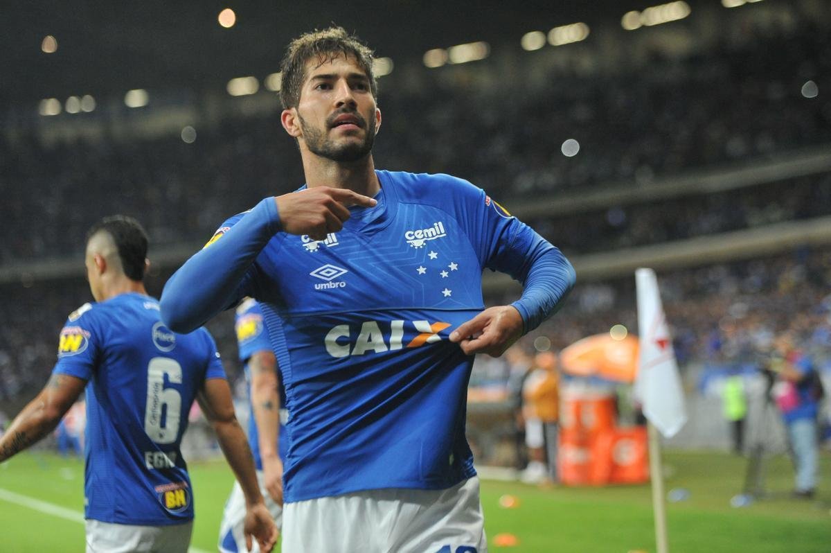 Aos dez minutos, Lucas Silva fez jogada individual e marcou o 2 gol do Cruzeiro em chute de fora da rea