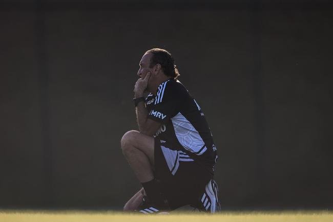 Nesta tera-feira (26), Cuca foi apresentado como treinador do Atltico - pela terceira vez na carreira. Primeiro, foi saudado pelo diretor de futebol Rodrigo Caetano e concedeu entrevista coletiva na sala de imprensa da Cidade do Galo. Depois, comandou o primeiro treino com o elenco no CT, j pensando no confronto contra o Internacional, pelo Campeonato Brasileiro.