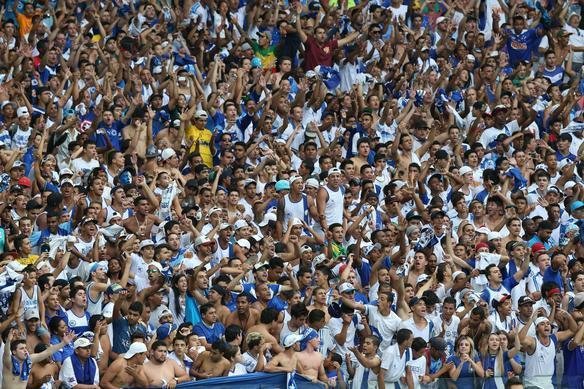 Imagens da torcida do Cruzeiro no clssico contra o Atltico
