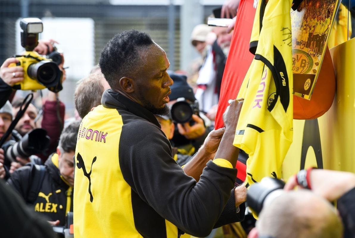 Com sonho de ingressar no futebol profissional, Usain Bolt participa de treino com jogadores do Borussia Dortmund