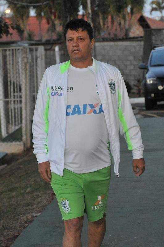 Presidente Marcus Salum apresentou Adilson Batista como novo tcnico do Amrica