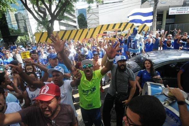 Imagens do protesto da torcida do Cruzeiro em frente ao clube social do Barro Preto