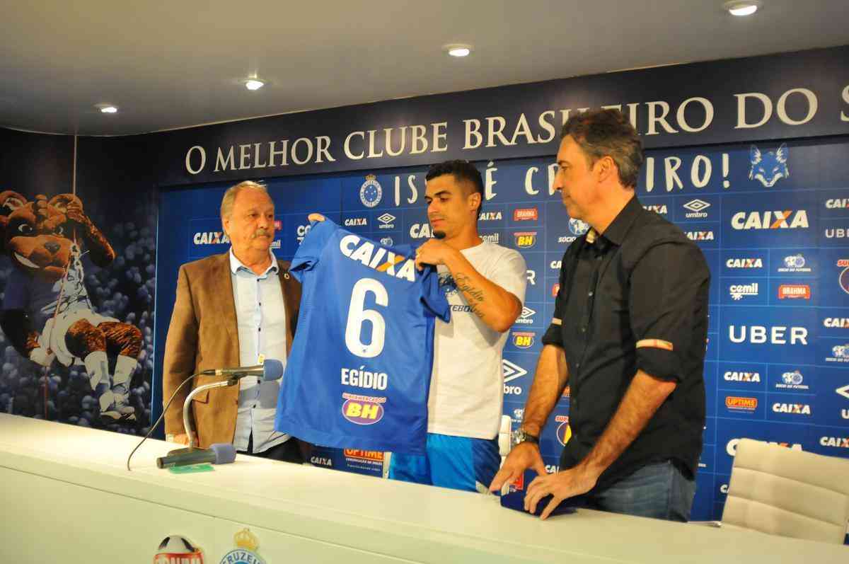 Cruzeiro apresentou o lateral-esquerdo Egdio como novo reforo para a temporada 2018