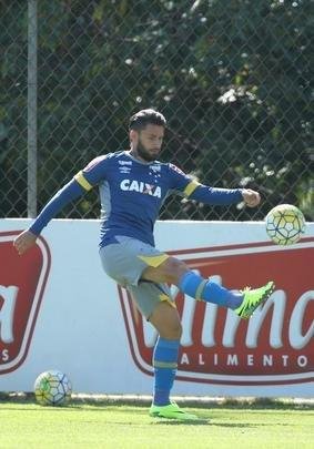 Mano Menezes comandou treino tático em seu segundo dia no retorno ao Cruzeiro