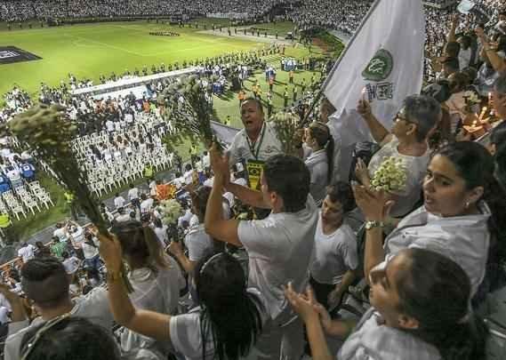 Lugar destinado a futebol e muita alegria, o Estdio Atanasio Girardot foi palco de homenagens e emoo. Com roupas brancas e flores nas mos, torcedores do Atltico Nacional fizeram viglia no local que seria, nesta quarta-feira, palco do jogo de ida da final da Copa Sul-Americana. Mas o desastre areo que matou grande parte da delegao da Chapecoense, convidados e jornalistas brasileiros impediu a realizao da festa. No lugar da bola rolando, tristeza e solidariedade. E milhes de entusiastas do esporte espalhados por todo o planeta dispostos a desejar fora  Chape. As imagens acima mostram que tudo isso  muito mais que futebol. O Nacional, atual campeo da Copa Libertadores, mostra todo o seu apoio ao clube catarinense, agora em busca de reconstruo para tocar seu caminho