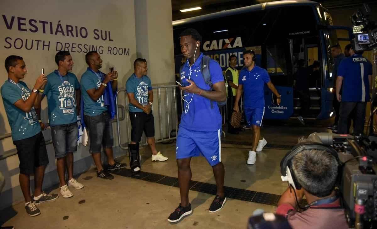 Henrique entrega carto do Scio do Futebol ao gari Daivdson antes do jogo contra o So Francisco-PA