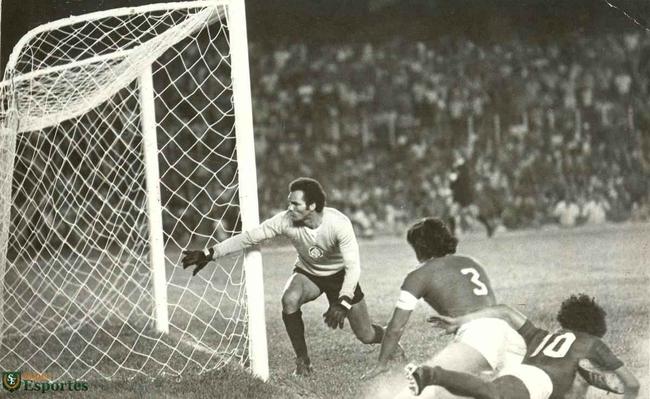Cruzeiro derrotou Inter por 5 a 4 na estreia da Copa Libertadores de 1976. Palhinha, aos 3 e 10 minutos do 1T, Joozinho, aos 21 min do 1T e aos 18 min do 2T, e Nelinho, aos 40 min do 2T marcaram os gols celestes no triunfo