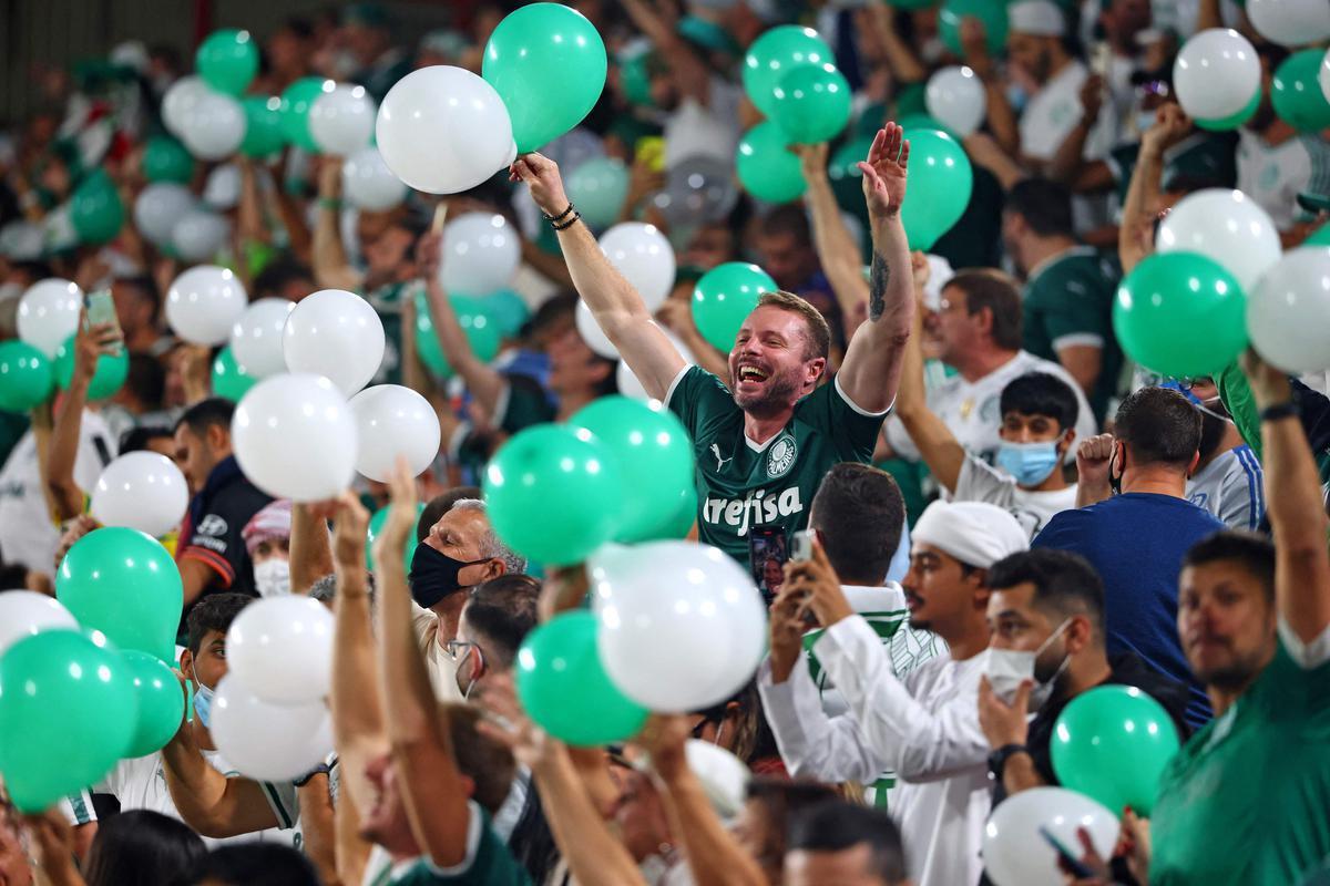 Fotos das torcidas de Palmeiras e Chelsea durante a final do Mundial de Clubes no Estdio Mohammed Bin Zayed em Abu Dhabi