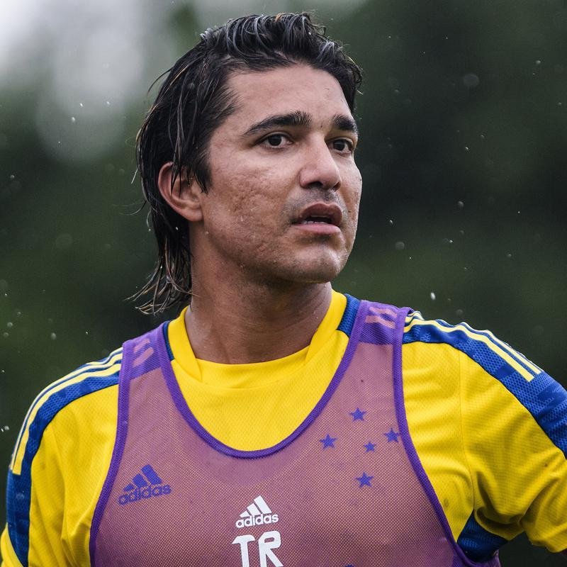 Imagens do treino do Cruzeiro neste sbado (8), sob forte chuva, na Toca da Raposa II, em Belo Horizonte