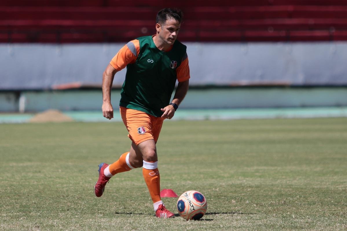 Jogadores do Santa Cruz treinaram no estádio do Arruda, já apresentando trabalhos com bola no gramado, sob a supervisão do técnico Itamar Schülle. Todos os atletas e os membros da comissão técnica seguem submetidos às medidas de afastamento social.