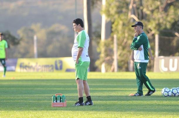 Depois de reunio com elenco e diretoria, Adilson Batista observou treino comandado por Drubscky no Amrica